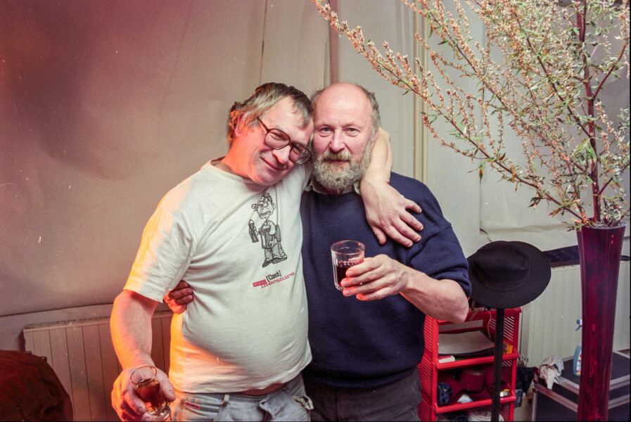 návštěva Ivana Martina Jirouse, Jiřího Laciny a Viktora Haita v atelieru, asi 1996