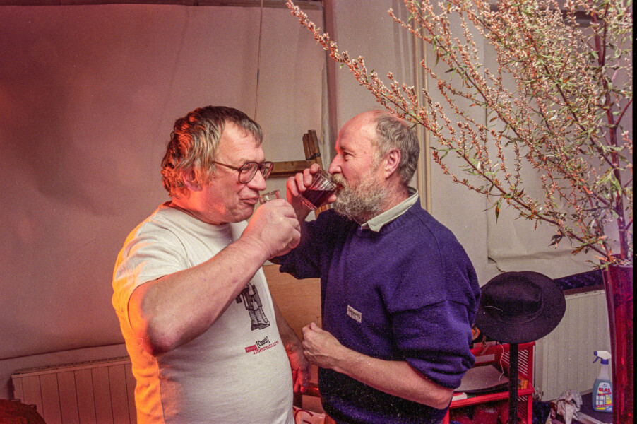 návštěva Ivana Martina Jirouse, Jiřího Laciny a Viktora Haita v atelieru, asi 1996